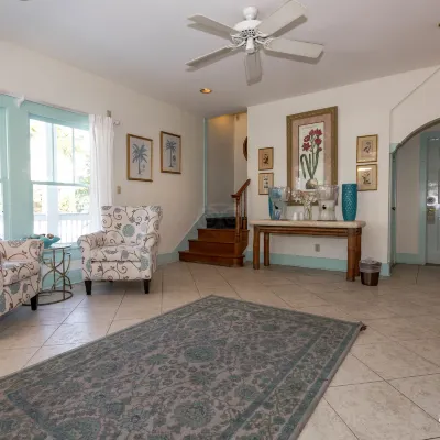 The Independent Inn - Locally Owned Hotels near South Beach