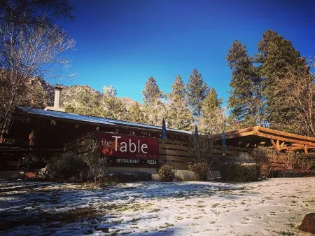 Junipine Resort Отели рядом с достопримечательностью «Парк штата Слайд Рок»