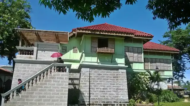 Hotels near Rizal Shrine