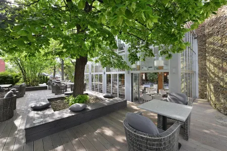 Premium Wellness & Wine Hotel Znojmo Отели в г. Satov