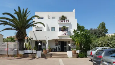 Hotel Sable Et Soleil - Port, Plage et Jacuzzi Privé Hoteles cerca de Camping Resort and Spa La Baume la Palmeraie