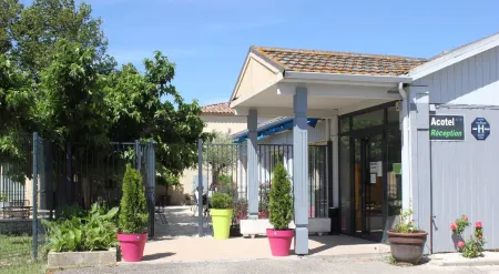 Logis Hôtel Acotel Avignon Nord Отели рядом с достопримечательностью «Camping du Grand Bois»