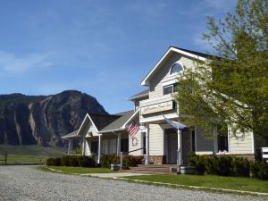 Yellowstone Basin Inn