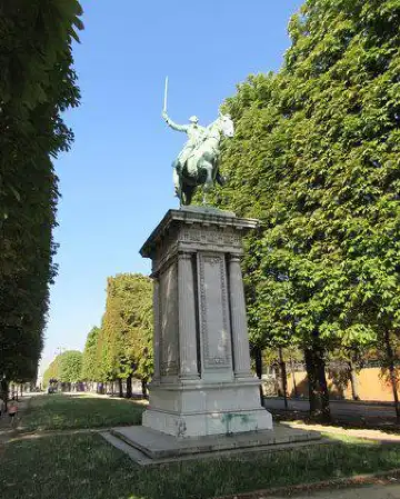 Hotels near La Statue Equestre de La Fayette