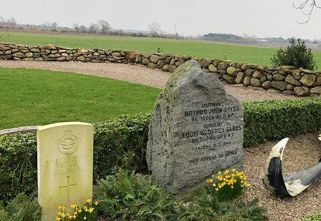 Landet Kirke og kirkegaard