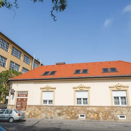 Hotel Karin Отели рядом с достопримечательностью «Руины древнего города Аквинк»