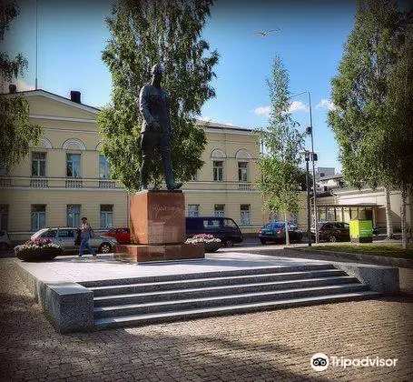 Mannerheim statue