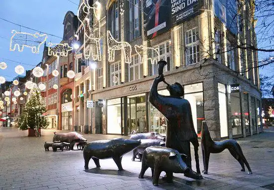Hotels near Shepherd with pigs
