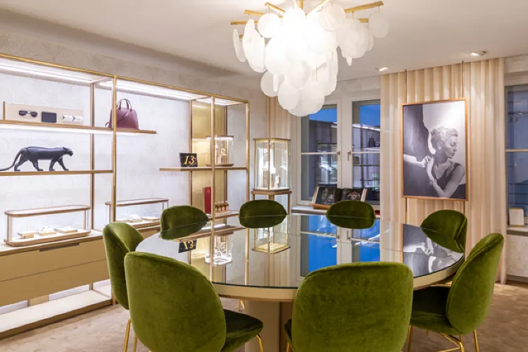 Shopping itineraries in Cartier Munich Boutique in February